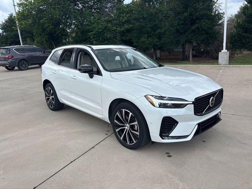 Crystal White 2024 Volvo XC60 B5 Plus Dark Theme