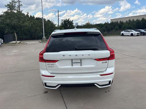Crystal White 2024 Volvo XC60 B5 Plus Dark Theme