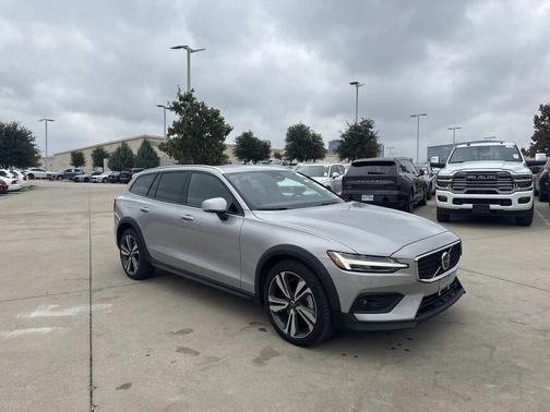 2025 Volvo V60 Cross Country B5 Plus