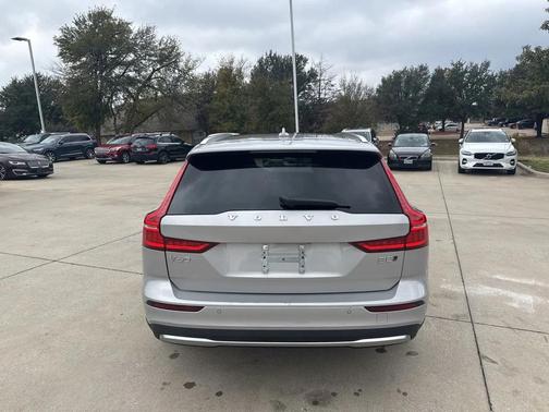 2025 Volvo V60 Cross Country B5 Plus