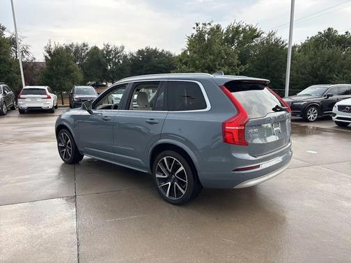 2022 Volvo XC90 T6 Momentum