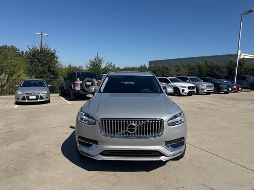 2023 Volvo XC90 B5 Plus