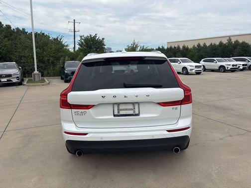 Crystal White 2021 Volvo XC60 T5 Momentum