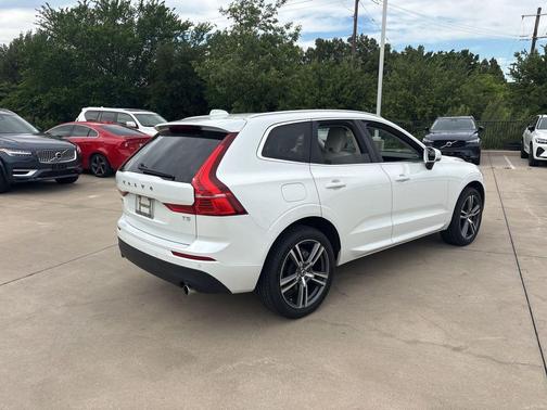Crystal White 2021 Volvo XC60 T5 Momentum