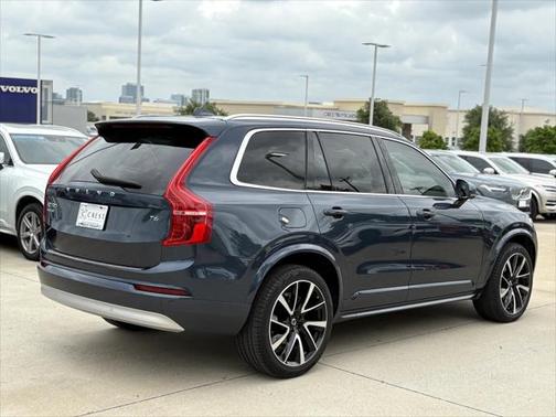 2022 Volvo XC90 T6 Momentum