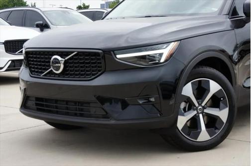 2025 Volvo XC40 B5 Plus Bright Theme