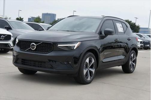 2025 Volvo XC40 B5 Plus Bright Theme