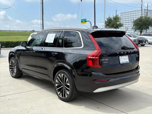 2022 Volvo XC90 T6 Momentum