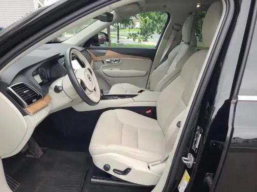 2022 Volvo XC90 T6 Momentum