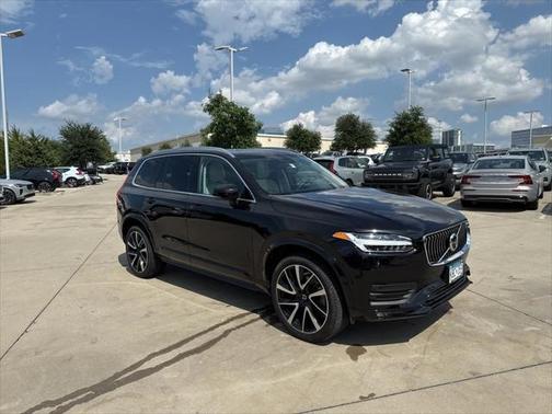 2022 Volvo XC90 T6 Momentum
