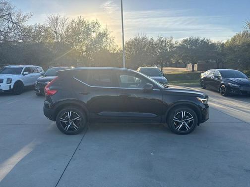 2025 Volvo XC40 B5 AWD
