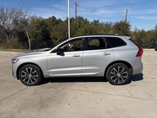 2023 Volvo XC60 B5 Plus Dark Theme