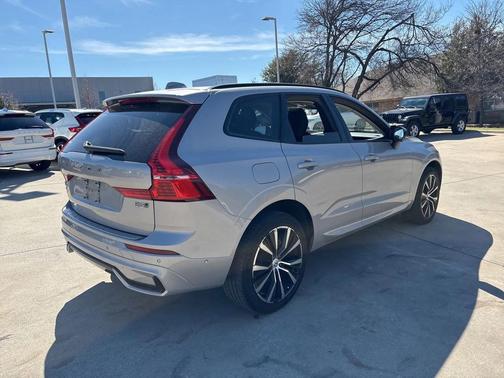 2023 Volvo XC60 B5 Plus Dark Theme