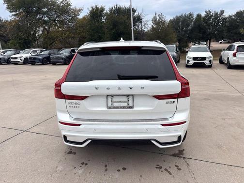 Crystal White 2024 Volvo XC60 B5 Plus Dark Theme