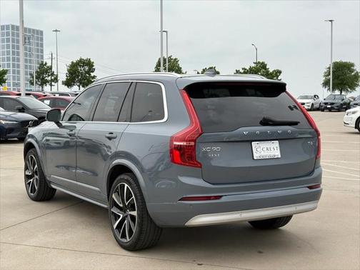 2022 Volvo XC90 T6 Momentum