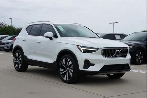 2025 Volvo XC40 B5 Ultra Bright Theme