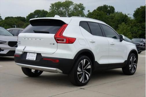 2025 Volvo XC40 B5 Ultra Bright Theme