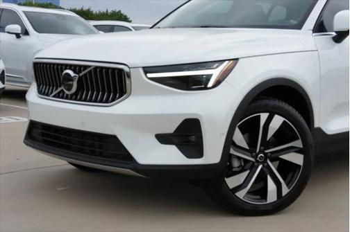 2025 Volvo XC40 B5 Ultra Bright Theme