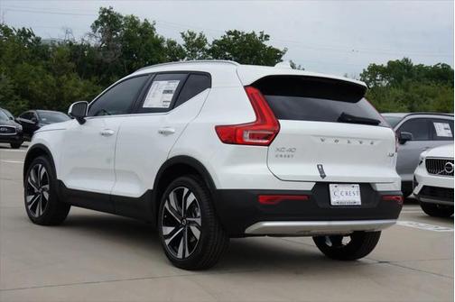 2025 Volvo XC40 B5 Ultra Bright Theme