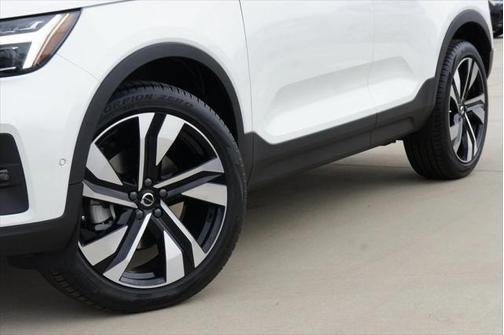 2025 Volvo XC40 B5 Ultra Bright Theme