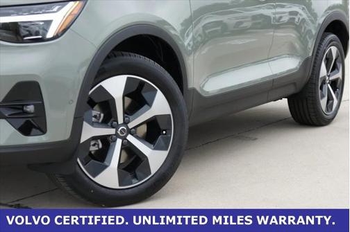 2025 Volvo XC40 B5 Plus Dark Theme