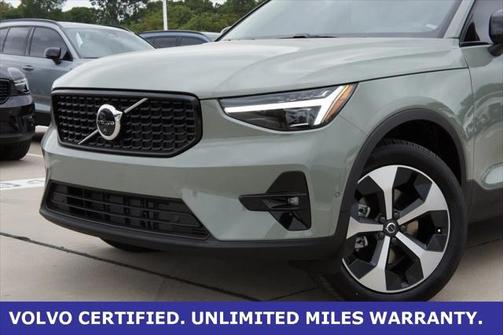 2025 Volvo XC40 B5 Plus Dark Theme