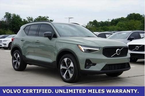 2025 Volvo XC40 B5 Plus Dark Theme