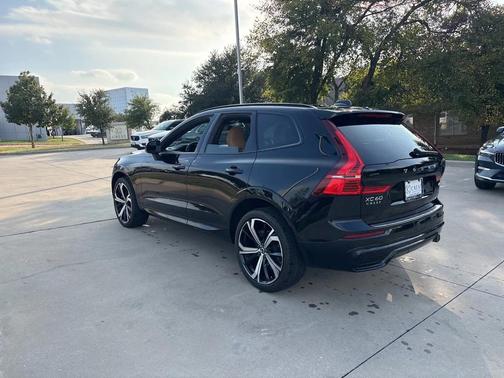 2023 Volvo XC60 B5 Ultimate Dark Theme