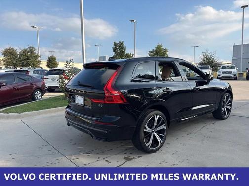 2023 Volvo XC60 B5 Ultimate Dark Theme