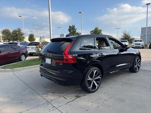 2023 Volvo XC60 B5 Ultimate Dark Theme