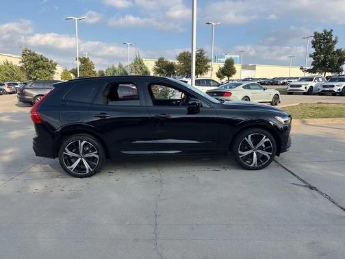 2023 Volvo XC60 B5 Ultimate Dark Theme