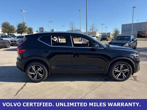 2023 Volvo XC40 B5 Plus Bright Theme