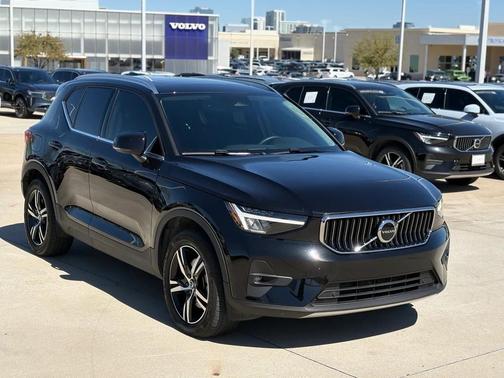 2023 Volvo XC40 B5 Plus Bright Theme