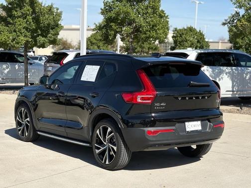 2022 Volvo XC40 T5 R-Design