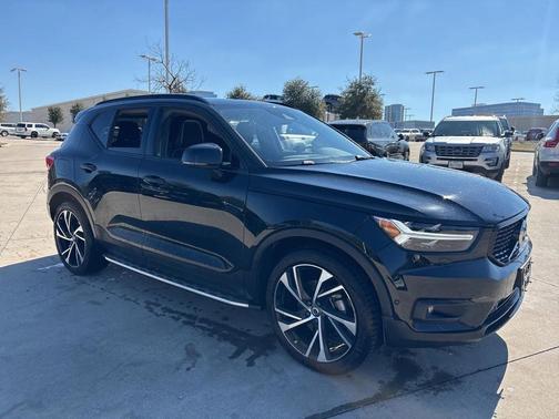 2022 Volvo XC40 T5 R-Design