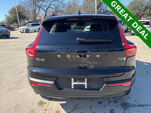 2022 Volvo XC40 T5 R-Design