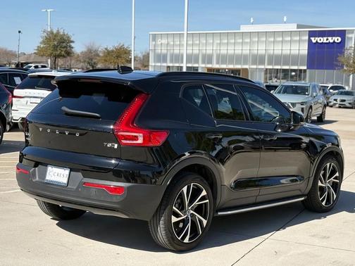 2022 Volvo XC40 T5 R-Design