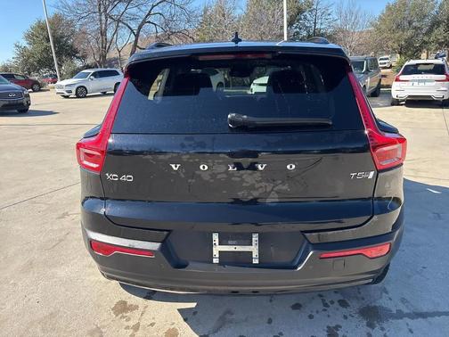 2022 Volvo XC40 T5 R-Design