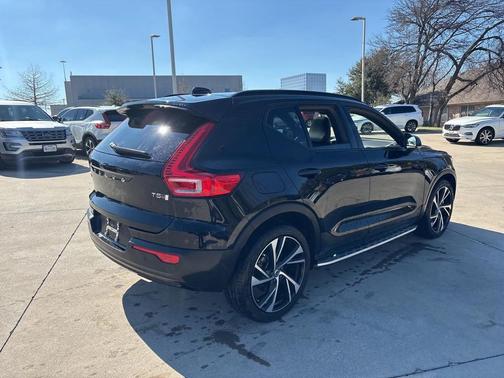 2022 Volvo XC40 T5 R-Design