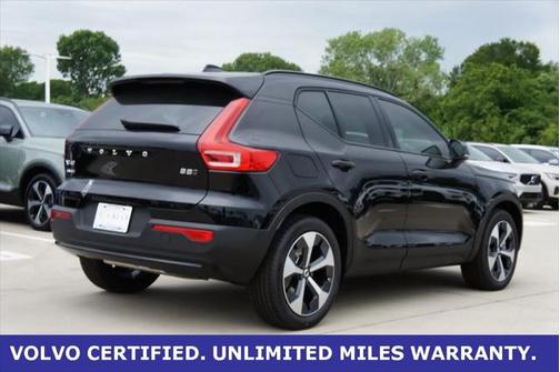 2025 Volvo XC40 B5 Plus Dark Theme