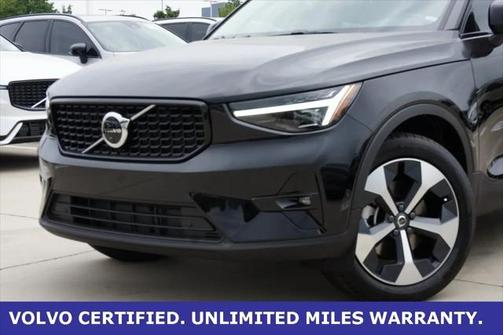 2025 Volvo XC40 B5 Plus Dark Theme