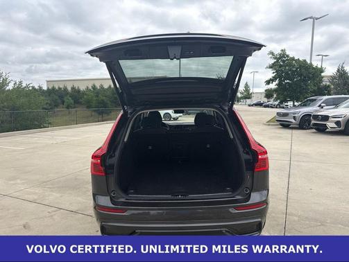 Platinum Grey Metallic 2025 Volvo XC60 B5 Plus