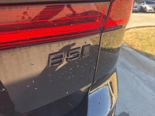 2023 Volvo XC60 B5 Ultimate Dark Theme