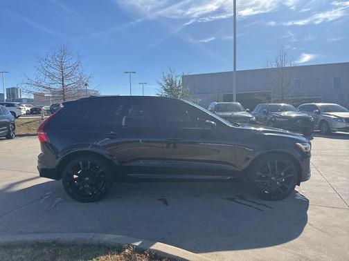 2023 Volvo XC60 B5 Ultimate Dark Theme