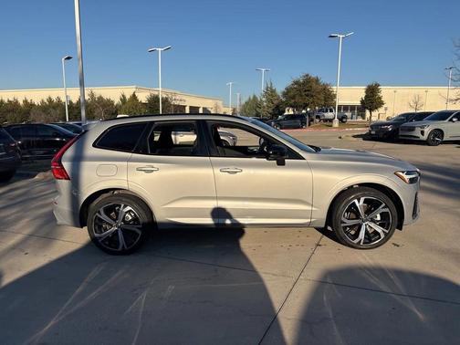 2023 Volvo XC60 B5 Ultimate Dark Theme
