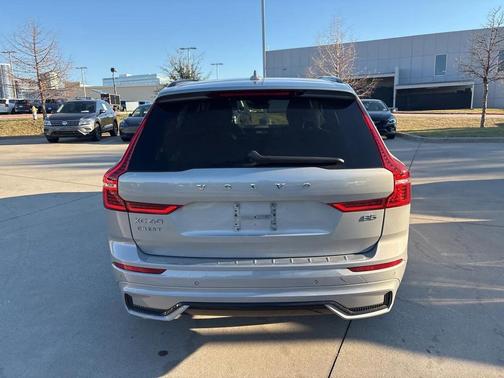 2023 Volvo XC60 B5 Ultimate Dark Theme