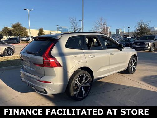 2023 Volvo XC60 B5 Ultimate Dark Theme