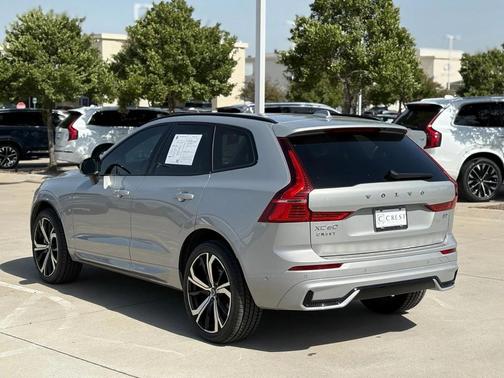 2023 Volvo XC60 B5 Ultimate Dark Theme
