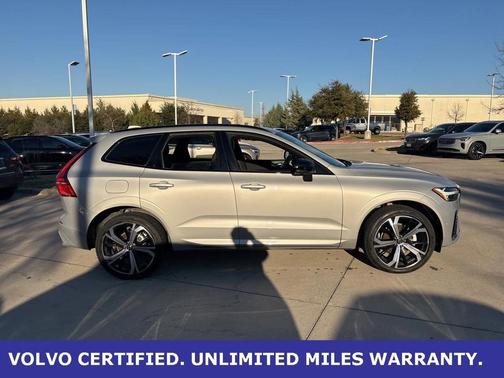 2023 Volvo XC60 B5 Ultimate Dark Theme