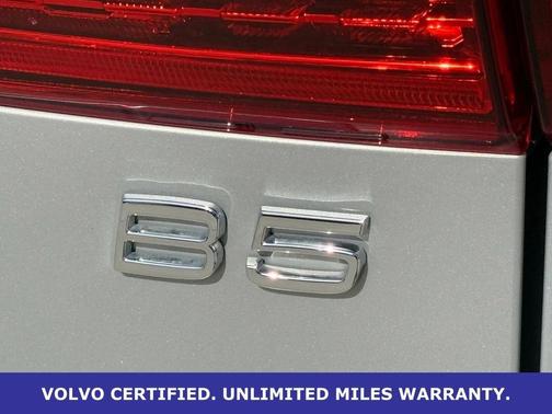 2023 Volvo XC60 B5 Ultimate Dark Theme